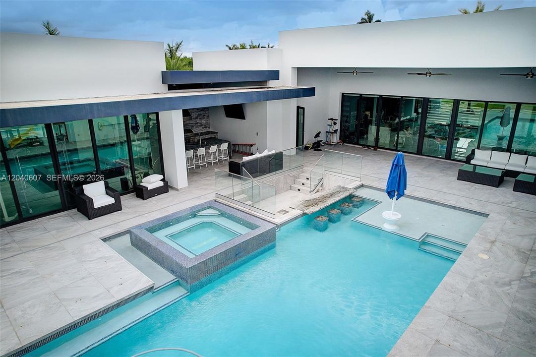 For Sale: $3,999,999 (6 beds, 6 baths, 4250 Square Feet)