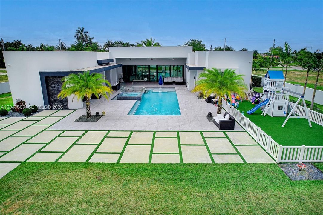 For Sale: $3,999,999 (6 beds, 6 baths, 4250 Square Feet)