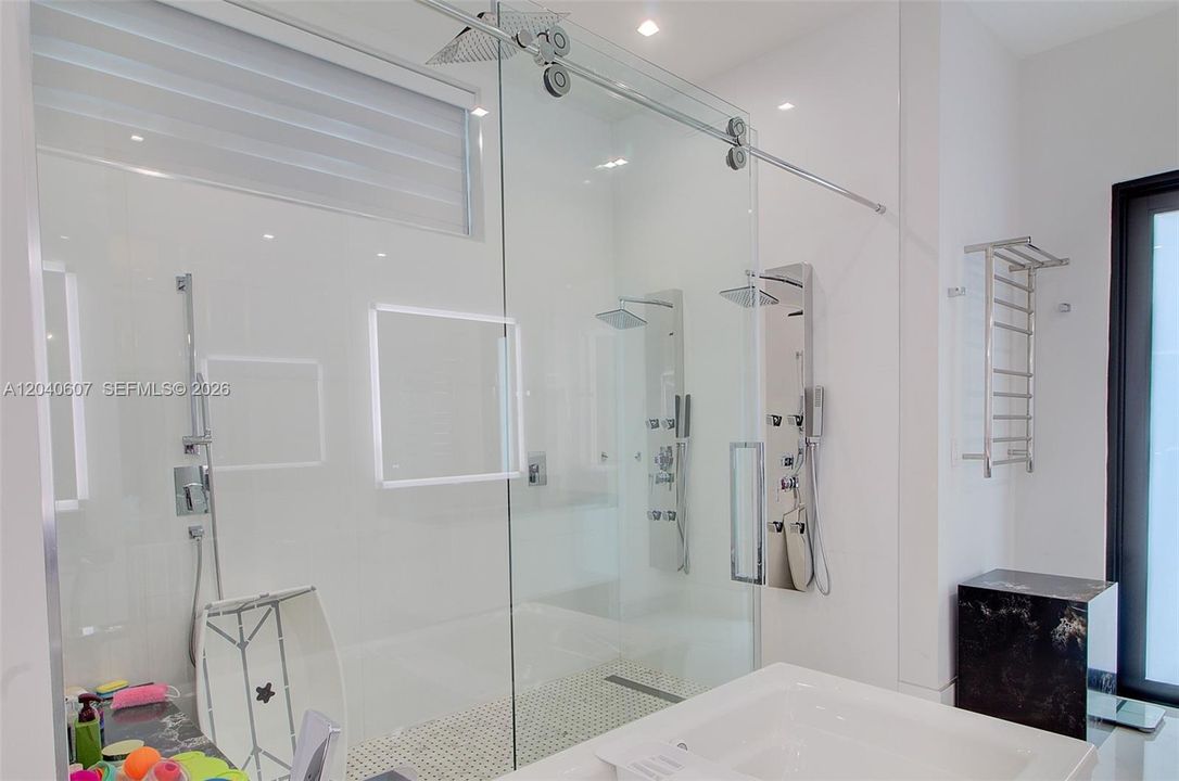 For Sale: $3,999,999 (6 beds, 6 baths, 4250 Square Feet)