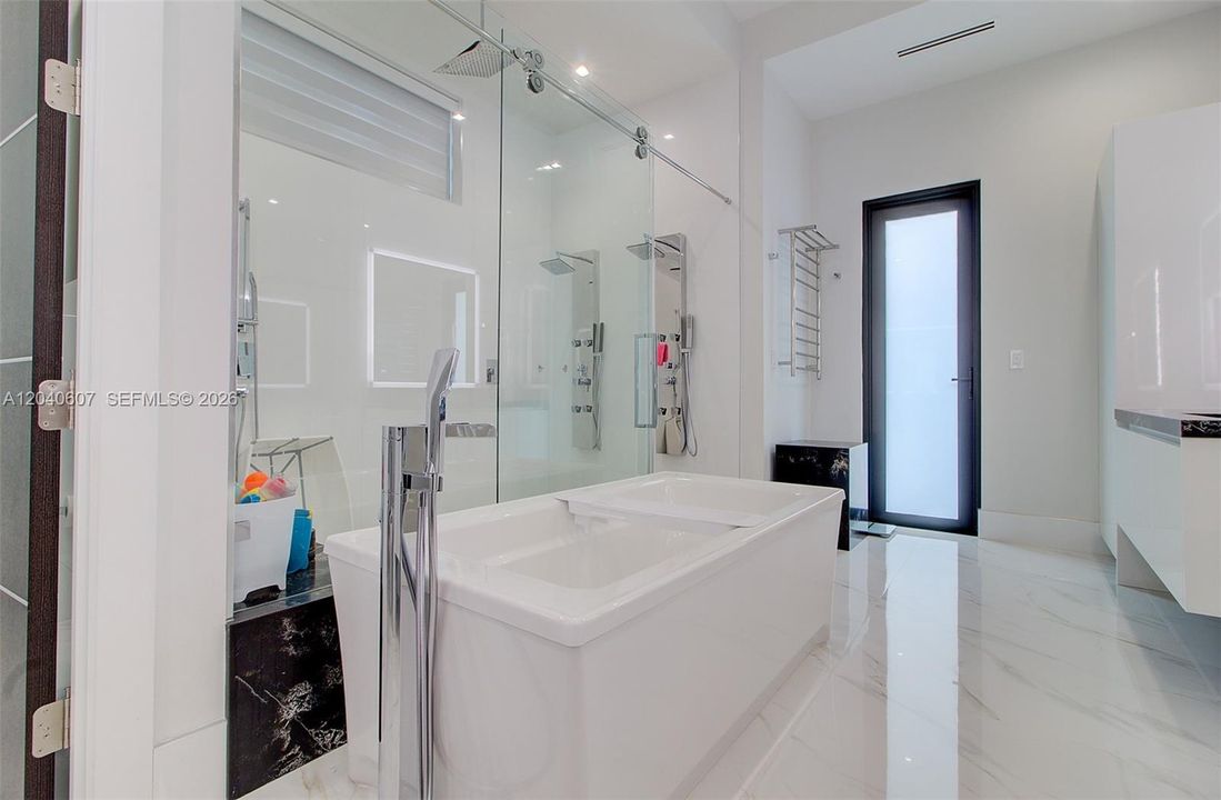 For Sale: $3,999,999 (6 beds, 6 baths, 4250 Square Feet)