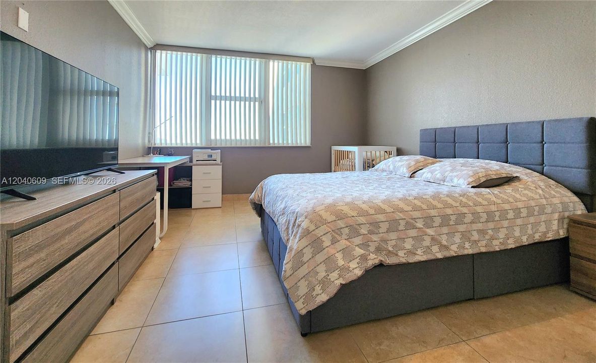 For Sale: $379,000 (1 beds, 1 baths, 896 Square Feet)
