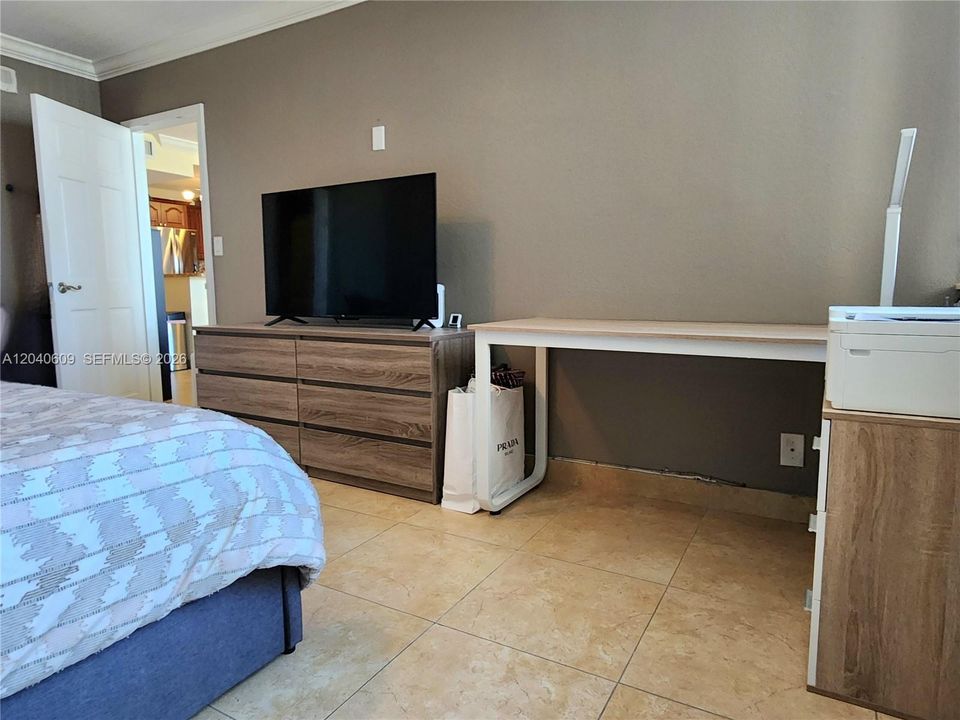 For Sale: $379,000 (1 beds, 1 baths, 896 Square Feet)