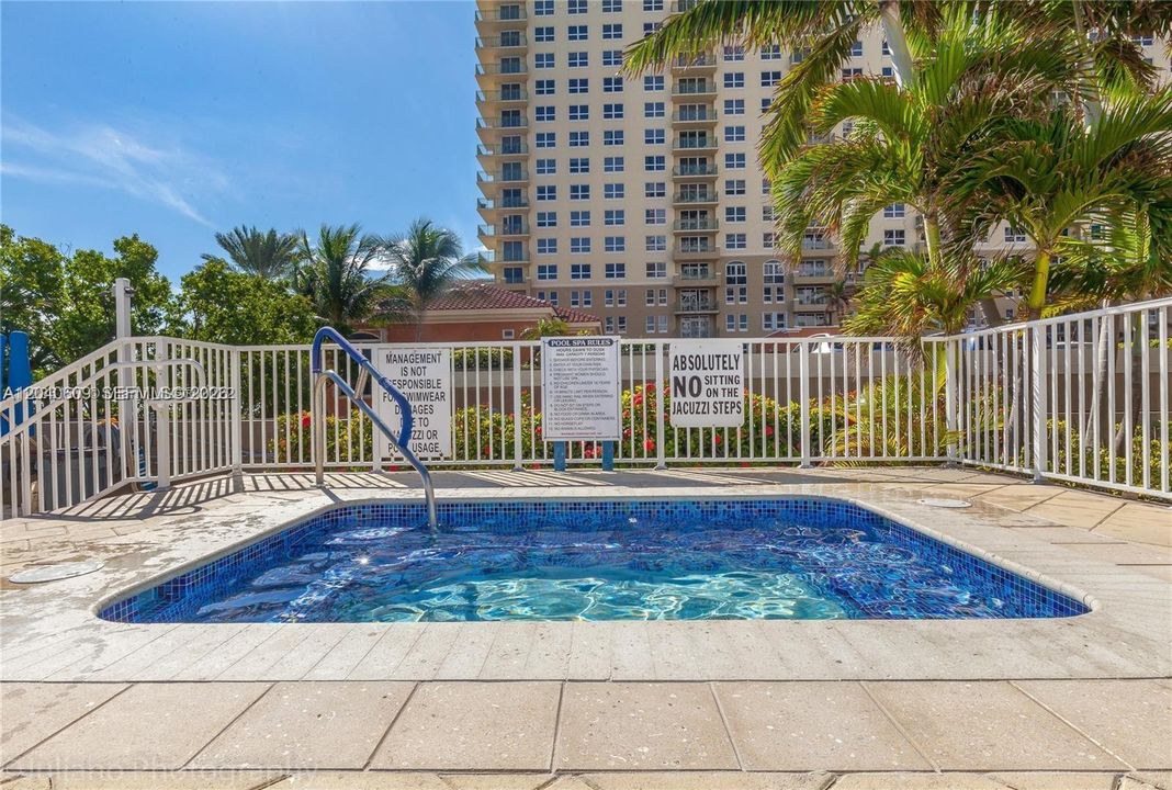 For Sale: $379,000 (1 beds, 1 baths, 896 Square Feet)