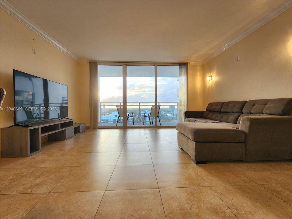 For Sale: $379,000 (1 beds, 1 baths, 896 Square Feet)