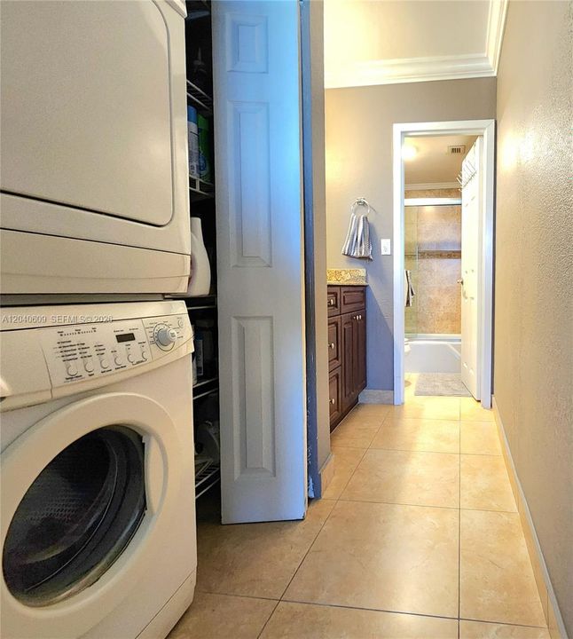 For Sale: $379,000 (1 beds, 1 baths, 896 Square Feet)