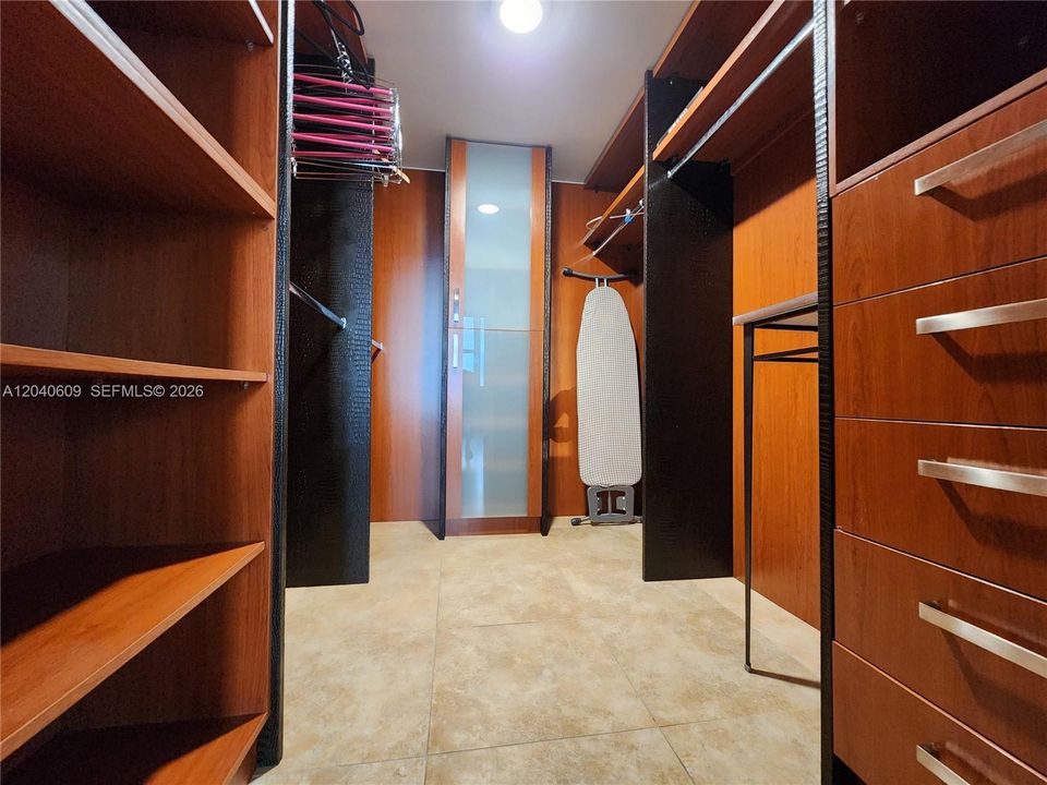 For Sale: $379,000 (1 beds, 1 baths, 896 Square Feet)