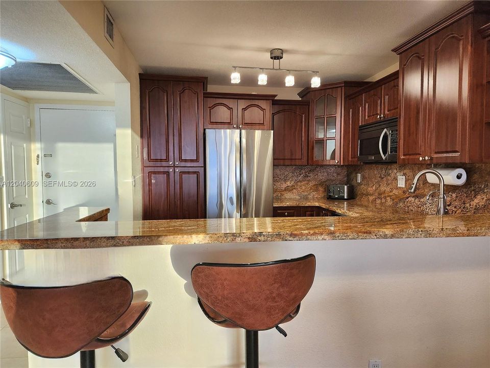 For Sale: $379,000 (1 beds, 1 baths, 896 Square Feet)