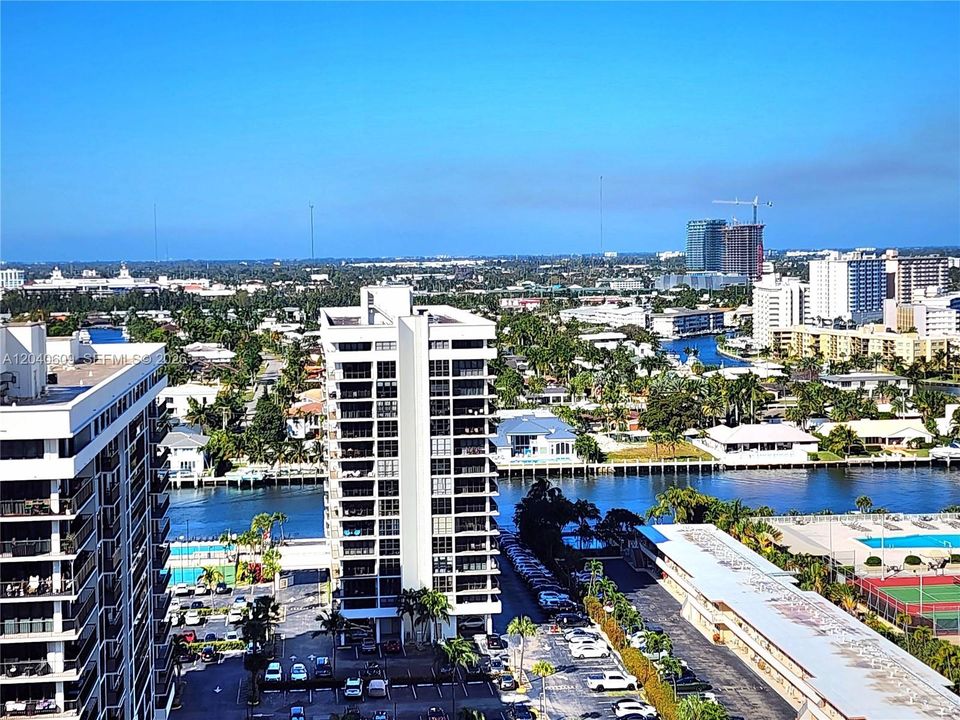 For Sale: $379,000 (1 beds, 1 baths, 896 Square Feet)