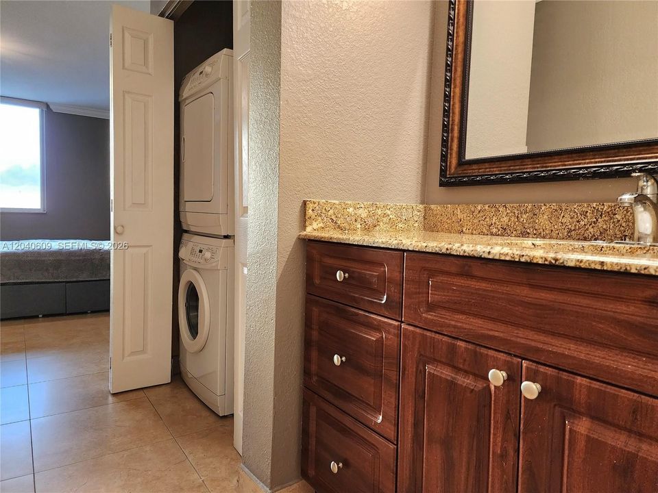 For Sale: $379,000 (1 beds, 1 baths, 896 Square Feet)