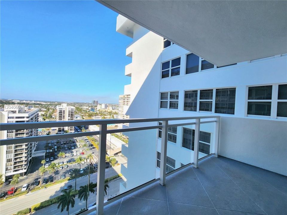 For Sale: $379,000 (1 beds, 1 baths, 896 Square Feet)