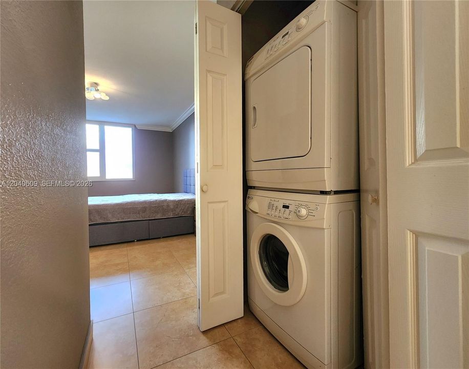 For Sale: $379,000 (1 beds, 1 baths, 896 Square Feet)