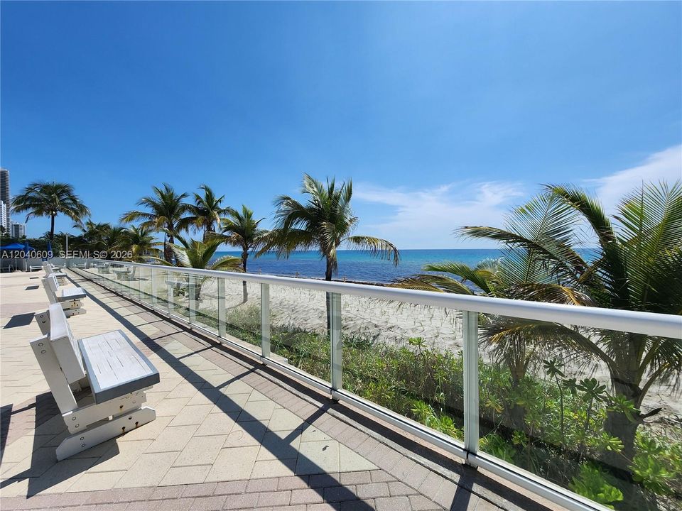 For Sale: $379,000 (1 beds, 1 baths, 896 Square Feet)
