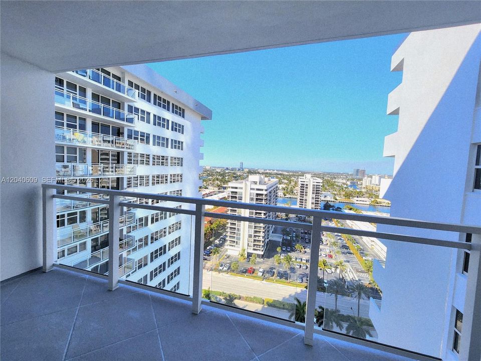 For Sale: $379,000 (1 beds, 1 baths, 896 Square Feet)