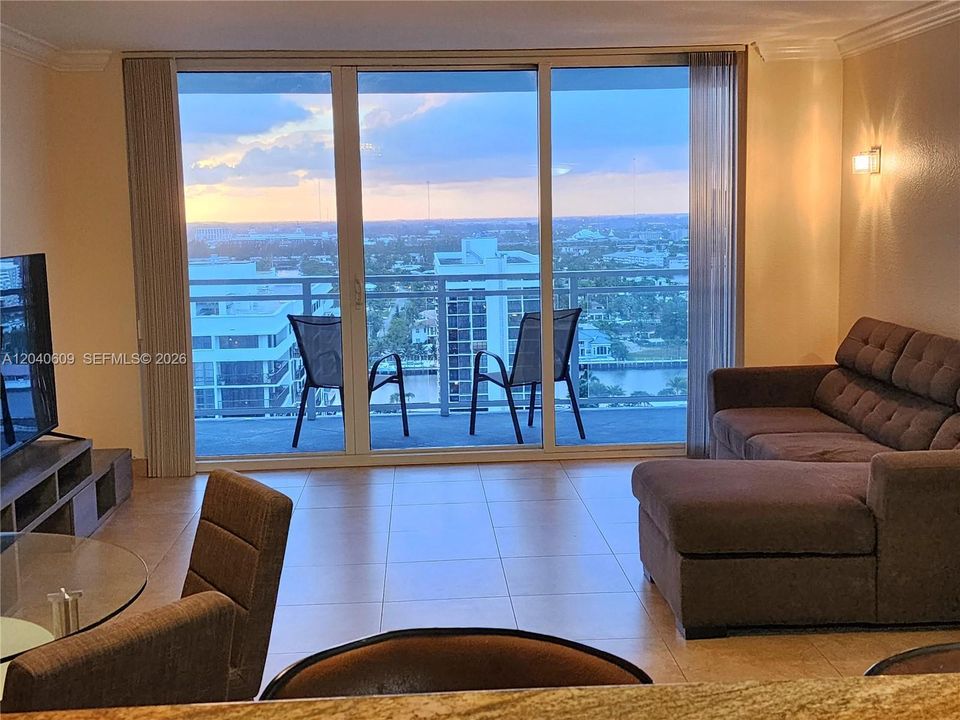 For Sale: $379,000 (1 beds, 1 baths, 896 Square Feet)