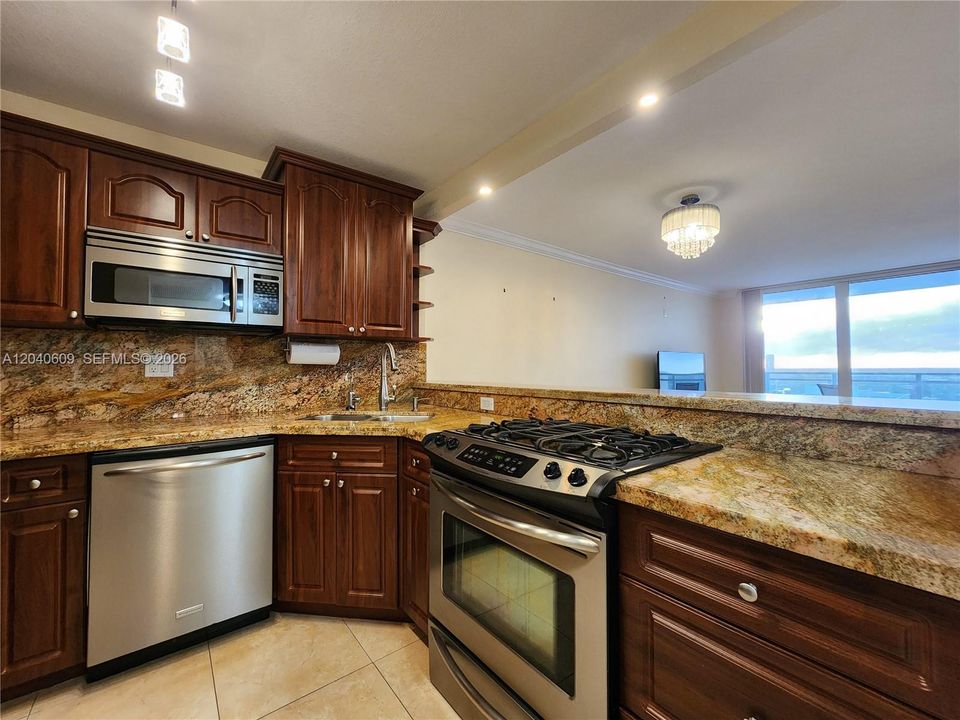 For Sale: $379,000 (1 beds, 1 baths, 896 Square Feet)