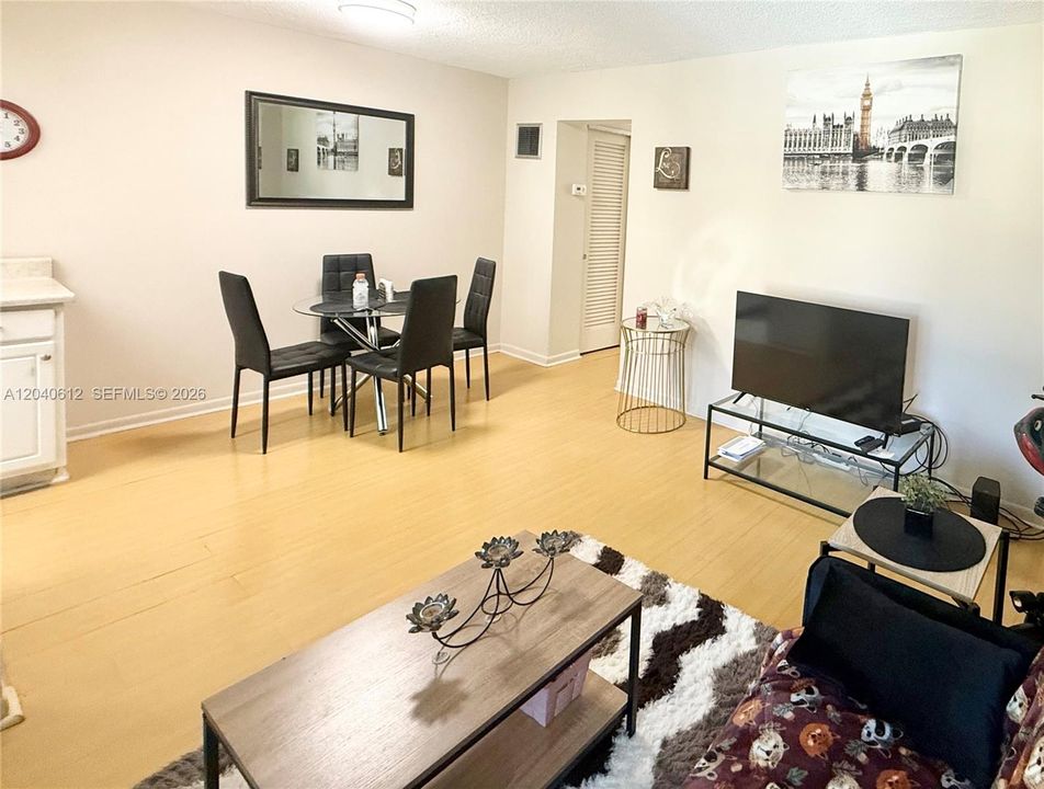 For Sale: $130,000 (1 beds, 1 baths, 510 Square Feet)