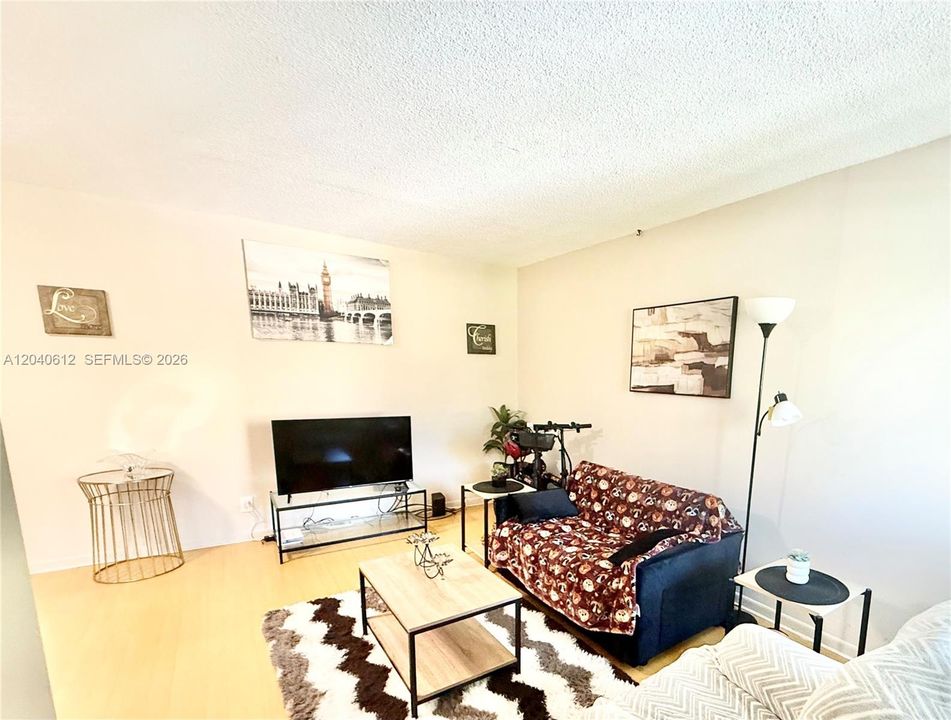 For Sale: $130,000 (1 beds, 1 baths, 510 Square Feet)