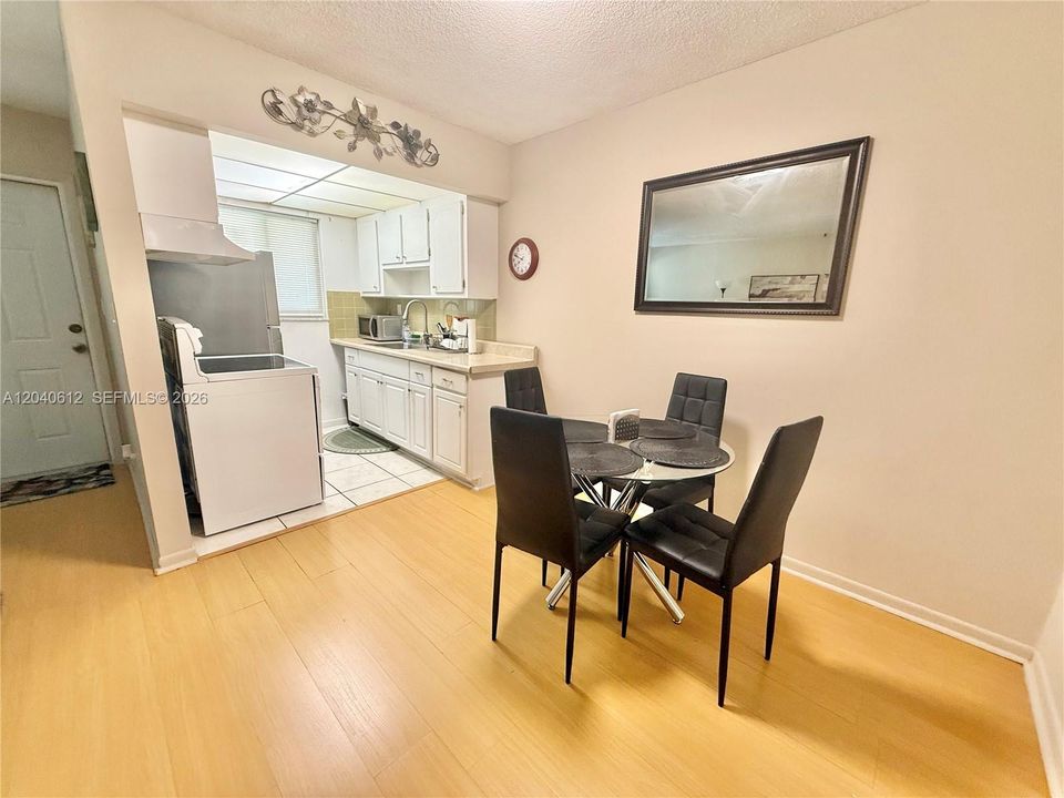 For Sale: $130,000 (1 beds, 1 baths, 510 Square Feet)