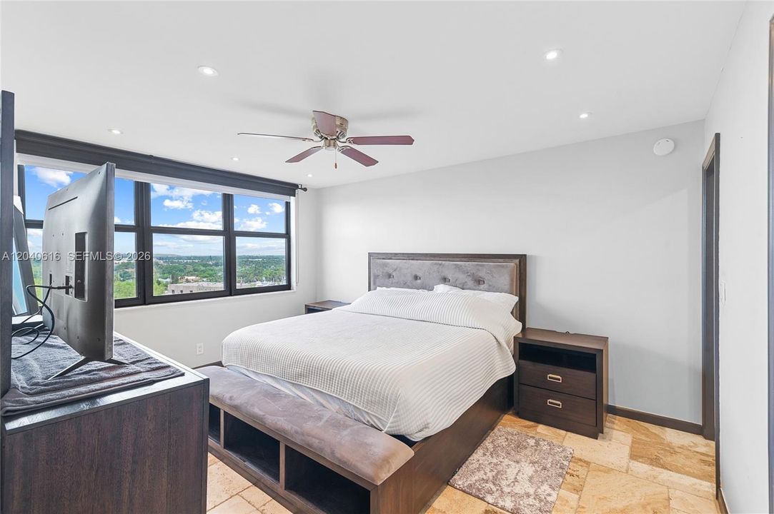 For Sale: $399,999 (2 beds, 2 baths, 1002 Square Feet)