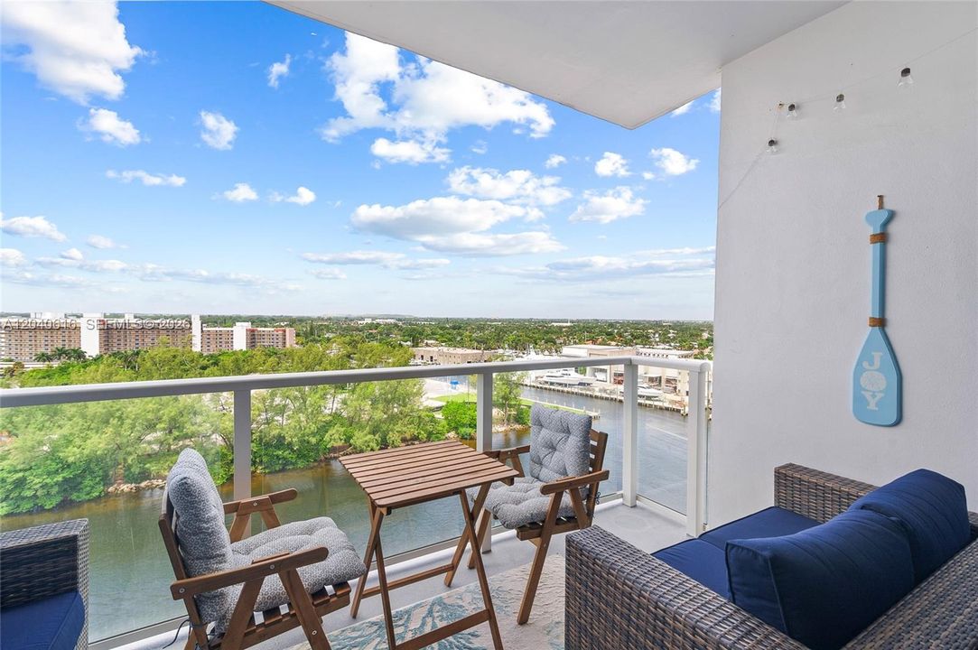 For Sale: $399,999 (2 beds, 2 baths, 1002 Square Feet)