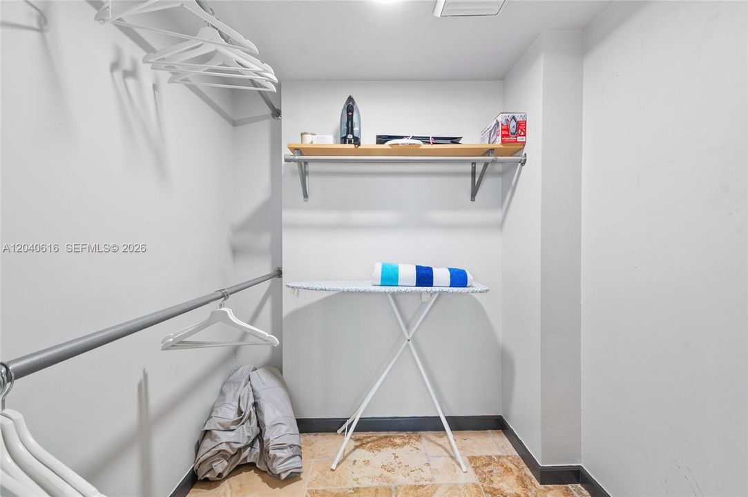 For Sale: $399,999 (2 beds, 2 baths, 1002 Square Feet)