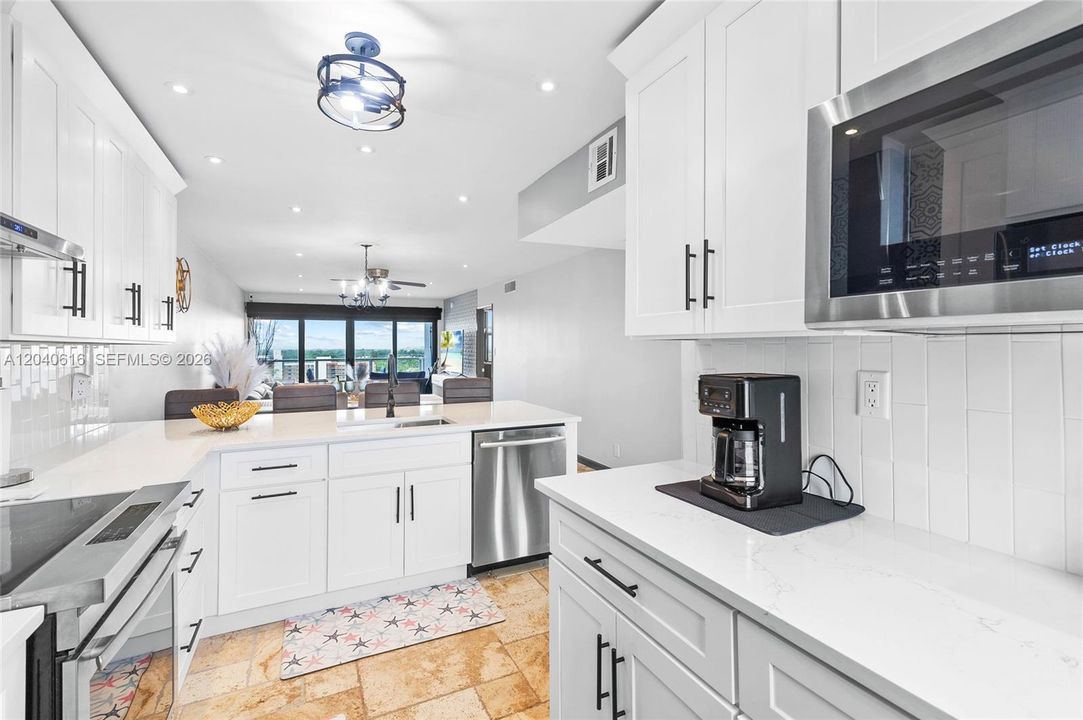 For Sale: $399,999 (2 beds, 2 baths, 1002 Square Feet)