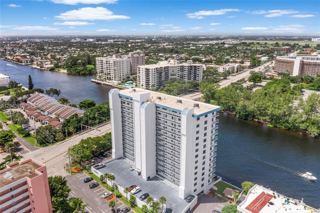 For Sale: $399,999 (2 beds, 2 baths, 1002 Square Feet)