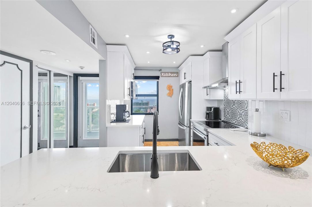For Sale: $399,999 (2 beds, 2 baths, 1002 Square Feet)