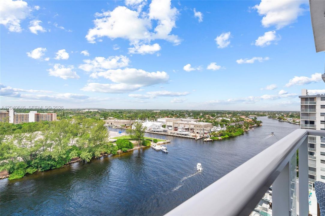For Sale: $399,999 (2 beds, 2 baths, 1002 Square Feet)