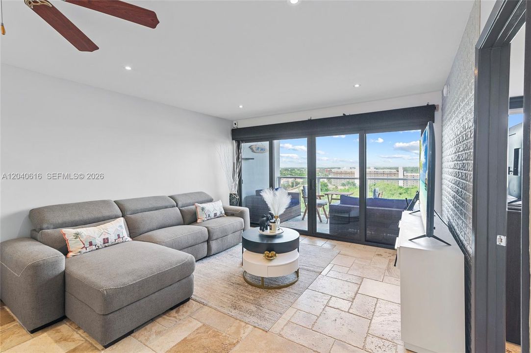 For Sale: $399,999 (2 beds, 2 baths, 1002 Square Feet)