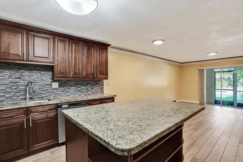 For Rent: $2,100 (2 beds, 2 baths, 1085 Square Feet)