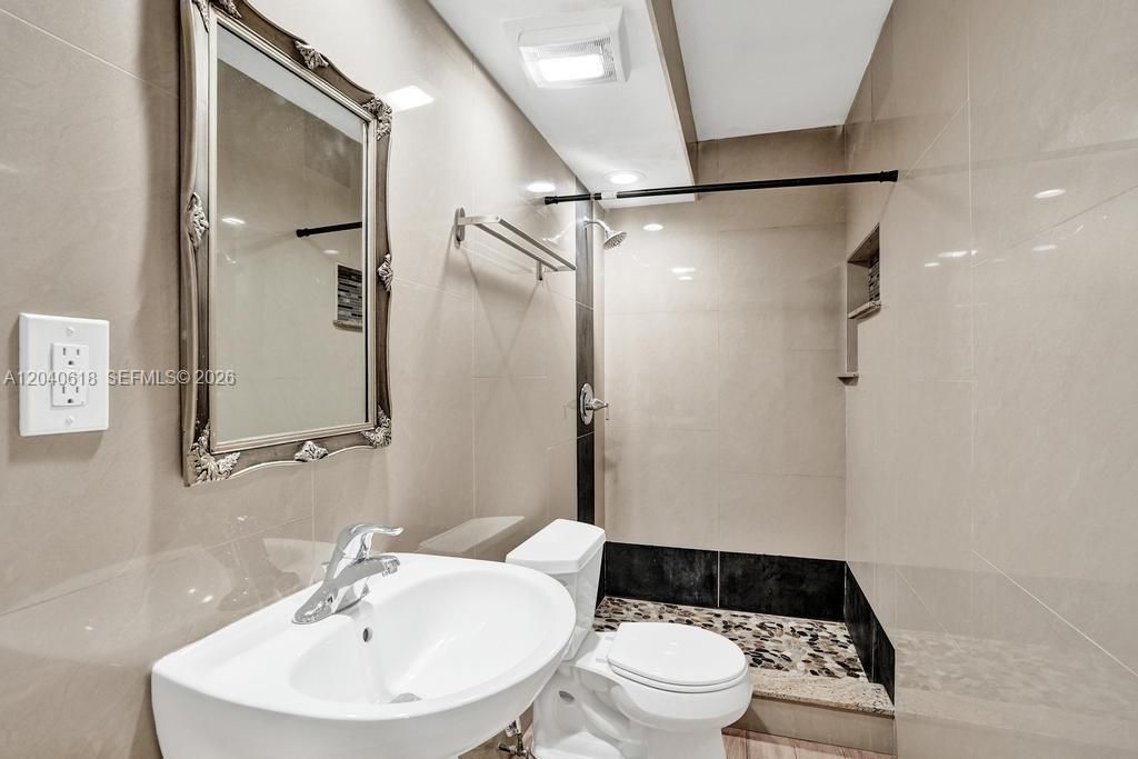For Rent: $2,100 (2 beds, 2 baths, 1085 Square Feet)