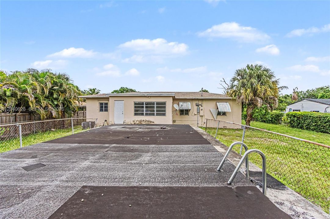 For Rent: $3,300 (3 beds, 2 baths, 1173 Square Feet)