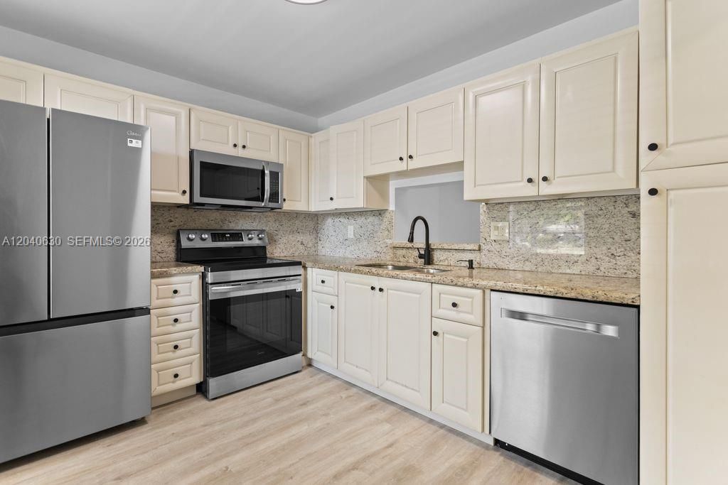 For Sale: $225,000 (2 beds, 2 baths, 1144 Square Feet)