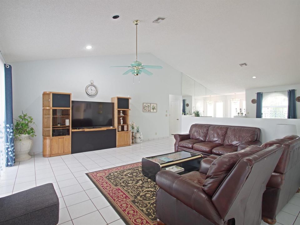 009-019-Family Room 2-2048x1536
