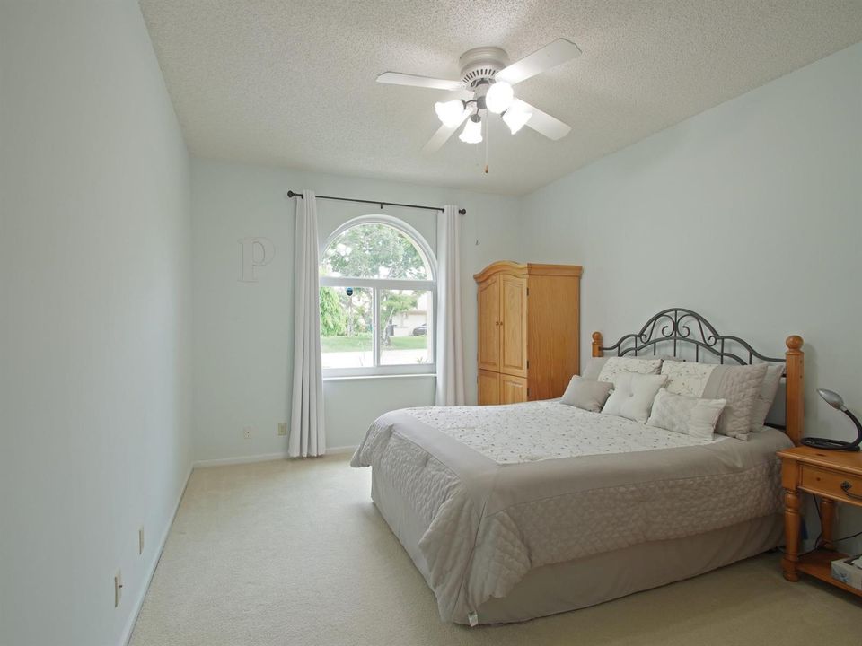 010-017-First Bedroom 1-2048x1536