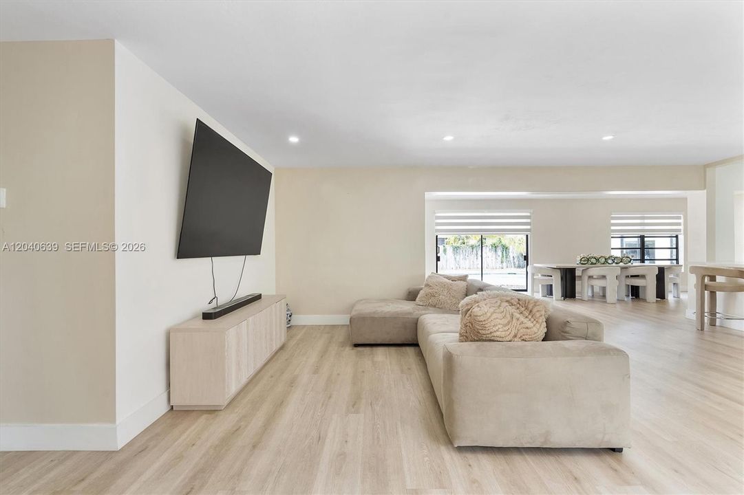For Sale: $750,000 (4 beds, 3 baths, 2182 Square Feet)