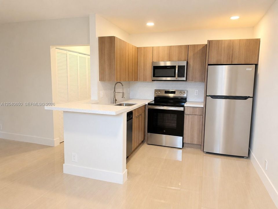 В аренду: $2,350 (2 спален, 2 ванн, 860 Квадратных фут)