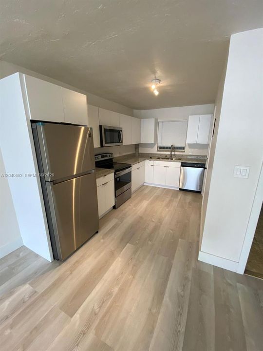For Rent: $1,800 (1 beds, 1 baths, 725 Square Feet)