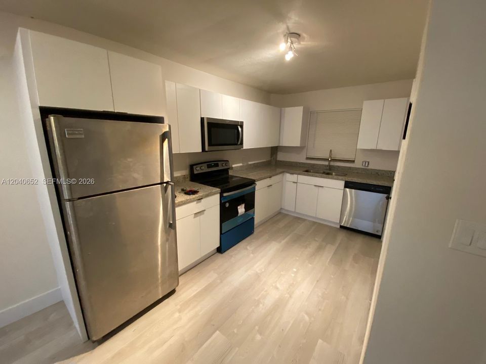 For Rent: $1,800 (1 beds, 1 baths, 725 Square Feet)