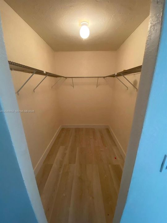 For Rent: $1,800 (1 beds, 1 baths, 725 Square Feet)