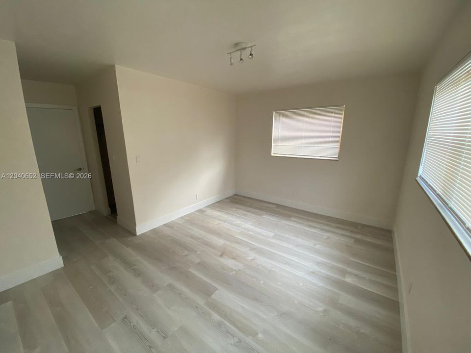 For Rent: $1,800 (1 beds, 1 baths, 725 Square Feet)