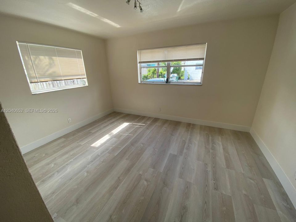 For Rent: $1,800 (1 beds, 1 baths, 725 Square Feet)