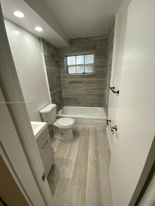 For Rent: $1,800 (1 beds, 1 baths, 725 Square Feet)