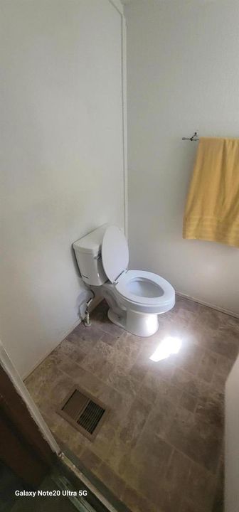 ALF7 TOILET 3