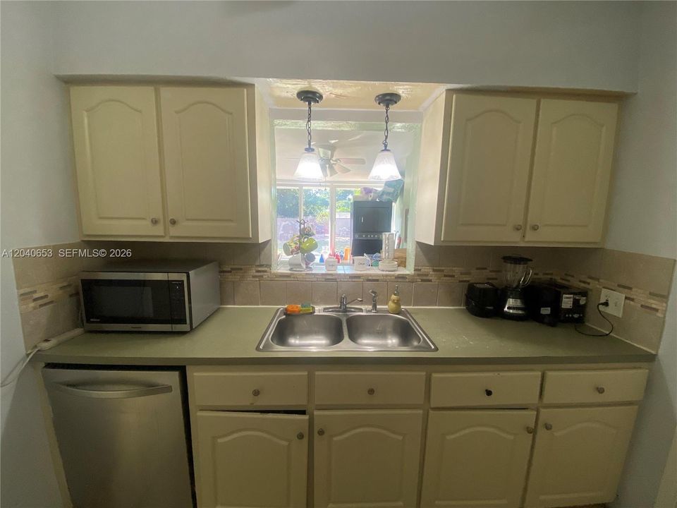 For Sale: $590,000 (4 beds, 2 baths, 1705 Square Feet)