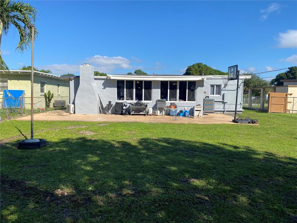 For Sale: $590,000 (4 beds, 2 baths, 1705 Square Feet)