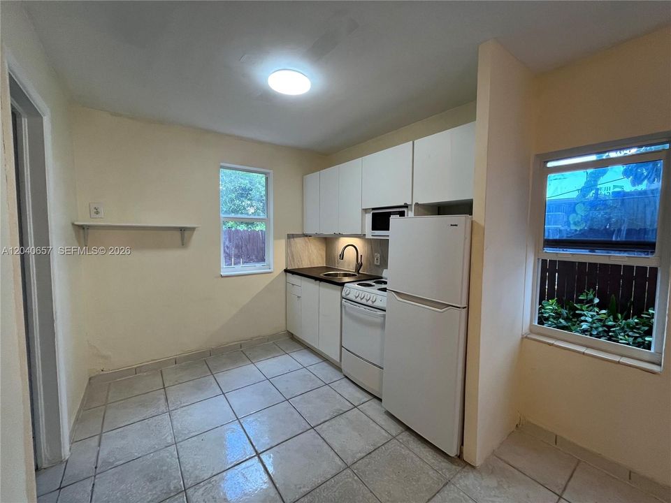 В аренду: $1,600 (0 спален, 1 ванн, 600 Квадратных фут)