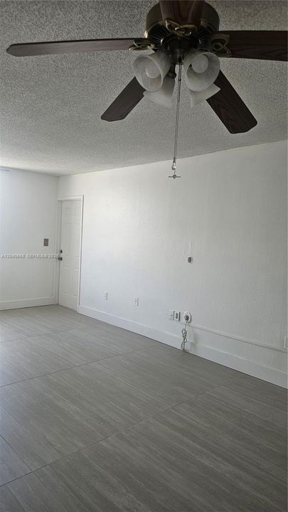 For Sale: $275,000 (2 beds, 2 baths, 996 Square Feet)