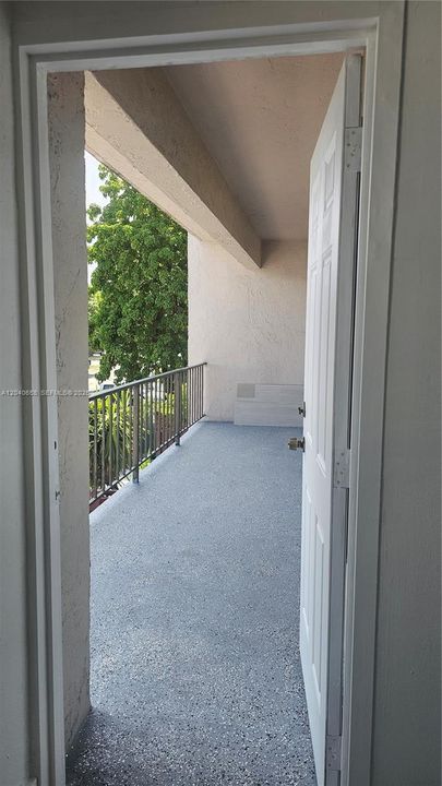 For Sale: $275,000 (2 beds, 2 baths, 996 Square Feet)